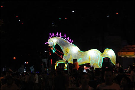 Mô hình đèn mang cột mốc khẳng định chủ quyền hai quần đảo Hoàng Sa, Trường Sa là của Việt Nam