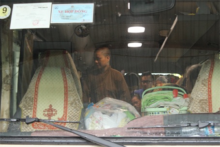 Bật khóc khi rời chùa...