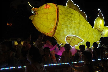 Mô hình đèn mang cột mốc khẳng định chủ quyền hai quần đảo Hoàng Sa, Trường Sa là của Việt Nam