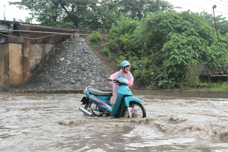 Nhiều xe chết máy phải dắt bộ