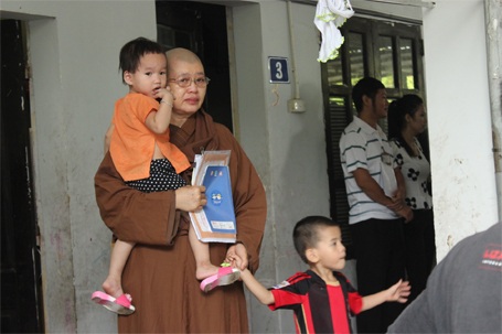 Sư Đàm Lan rơi lệ trong buổi đưa tiễn sáng nay