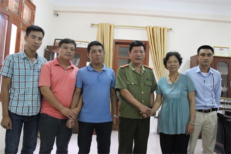 Gia đình nạn nhân vụ Cát Tường sẽ không giám định lại ADN - 2 Anh Huy và bà Hiền trao đổi với Đại tá An Thanh Bình