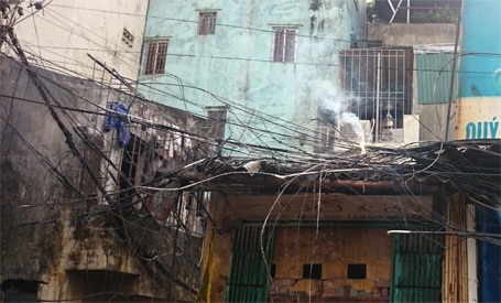 Khói vẫn còn âm ỉ