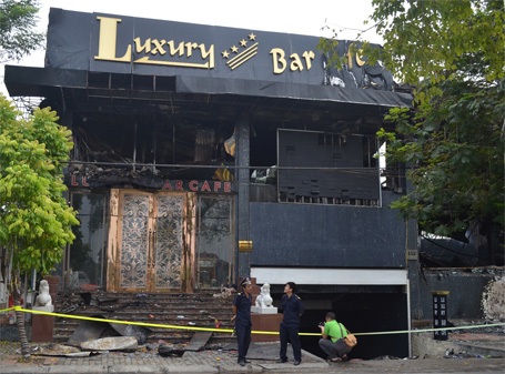 Bar Luxury trở lên sập xệ, hoang tàn sau vụ cháy kinh hoàng đêm qua