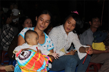 Vừa truyền nước vừa dự “Đêm hội trăng rằm” - 2 Vợ chồng anh Văn cho con tham dự Đêm hội trăng rằm - 2014 ở Bệnh viện Nhi Trung ương