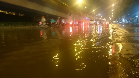 Hà Nội: Sau mưa lớn, nhiều đường phố lại thành "sông" - 1 Đường Nguyễn Xiển