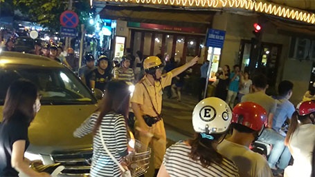 Lực lượng CSGT vất vả phân làn. (Ảnh: Nguyễn Dương).