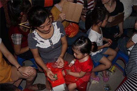 Vừa truyền nước vừa dự “Đêm hội trăng rằm” - 10 Những món quà nhỏ nhưng mang đầy ý nghĩa cho các em nhỏ nơi đây.