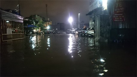 Hà Nội: Sau mưa lớn, nhiều đường phố lại thành "sông" - 10 Bãi xe gần Ngã Tư Sở (Thanh Xuân - Hà Nội)