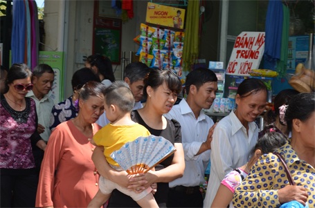 Dòng người nối dài vào Lăng viếng Bác ngày Quốc khánh 2/9 - 5 Kiên nhẫn xếp hàng giữa tiết trời nắng mưa thất thường của Hà Nội....