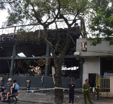 Lực lượng chức năng vẫn đang phong tỏa hiện trường để điều tra nguyên nhân và thống kê thiệt hại.