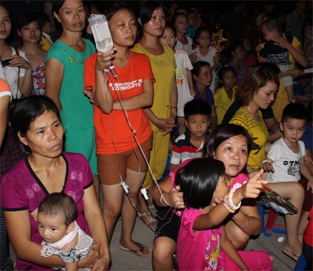 Vừa truyền nước vừa dự “Đêm hội trăng rằm” - 6 Nhiều em còn đang phải truyền nước...