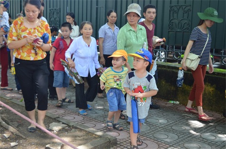 Dòng người nối dài vào Lăng viếng Bác ngày Quốc khánh 2/9 - 7 Dòng người từ các con phố liên tục đổ về Lăng Chủ Tịch để viếng Bác