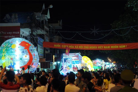 Rực rỡ đêm hội Trung thu lớn nhất Việt Nam - 19 Hoa sen...