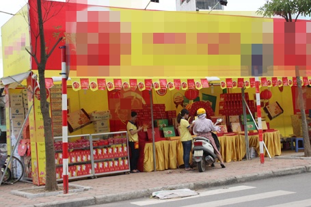 Hà Nội: Cận Trung thu, nhiều quầy bánh vẫn ế ẩm - 6 Thi thoảng mới có người vào hỏi mua...