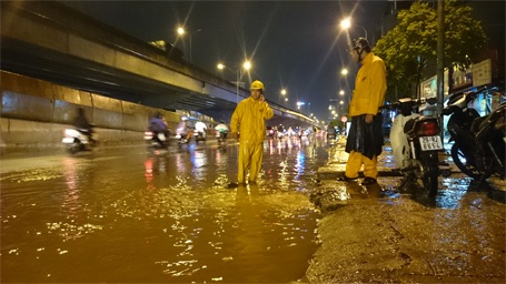 Hà Nội: Sau mưa lớn, nhiều đường phố lại thành "sông" - 2 Công nhân thoát nước túc trực liên tục để xử lý...