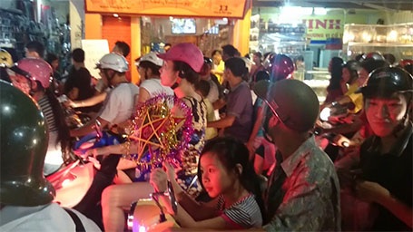 Dòng người liên tục đổ về phố Hàng Đào, Hàng Ngang, Hàng Đường....