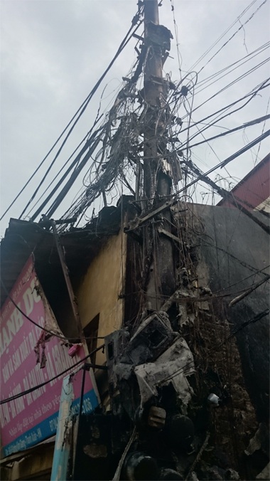 Khói vẫn còn âm ỉ