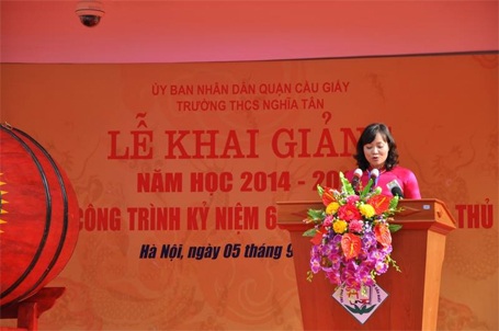 Cô Nguyễn Mỹ Hảo - Hiệu trưởng nhà trường phát biểu tại lễ khai giảng.