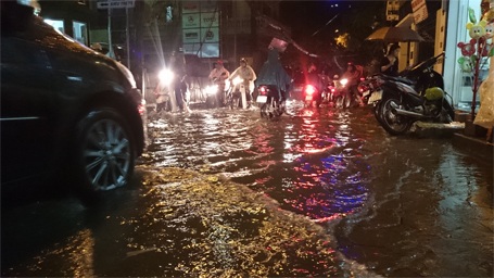 Hà Nội: Sau mưa lớn, nhiều đường phố lại thành "sông" - 3 Đường Nguyễn Trãi