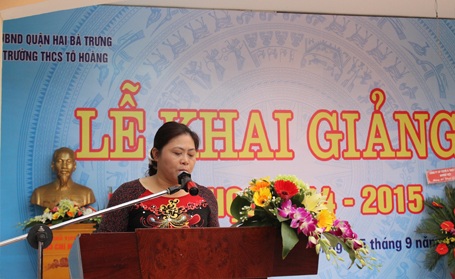 Cô Nguyễn Thị Thuận phát bɩểu tại Lễ khai giảng năm học mới 2014-2015.