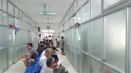 Khu vực ghế ngồi chờ khám của Khoa khám bệnh - BV Mắt Hà Nội luôn đông người