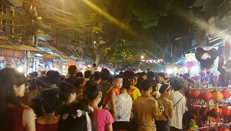 Phố Hàng Mã, dòng người phải nhích từng bước một...