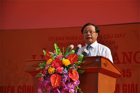 Trường THCS Nghĩa Tân (Cầu Giấy, Hà Nội) khai giảng năm học mới 2014-2015 trong niềm vui đặc biệt.