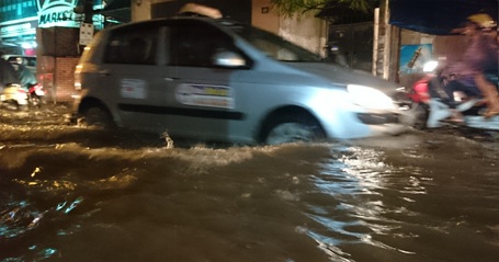 Hà Nội: Sau mưa lớn, nhiều đường phố lại thành "sông" - 4 Đường Vũ Trọng Phụng