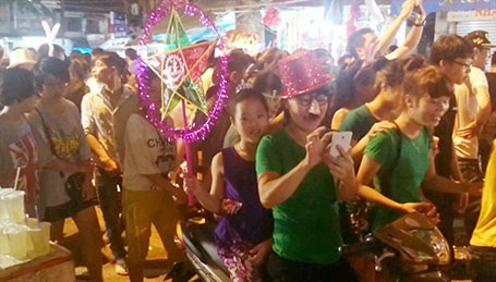 Phố Hàng Mã, dòng người phải nhích từng bước một...