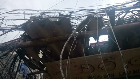 2 nhà liền kề bị ảnh hưởng phần mái...