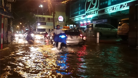 Hà Nội: Sau mưa lớn, nhiều đường phố lại thành "sông" - 5 Đường Vũ Trọng Phụng