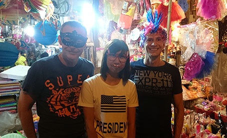 Du khách nước ngoài cũng hào hứng vui Trung thu trên con phố Hàng Mã