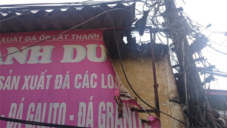 2 nhà liền kề bị ảnh hưởng phần mái...