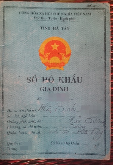 Hà Nội: Đổi sổ hộ khẩu mới, dân bị xã “phạt tứ tung”? - 1 Sổ hộ khẩu cũ này khi đổi sang sổ hộ khẩu mới, cứ một lỗi sai đều bị phạt 100.000 đồng