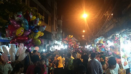 Phố Hàng Mã, dòng người phải nhích từng bước một...