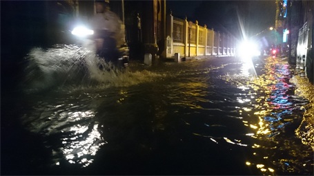 Hà Nội: Sau mưa lớn, nhiều đường phố lại thành "sông" - 7 Phố Quan Nhân