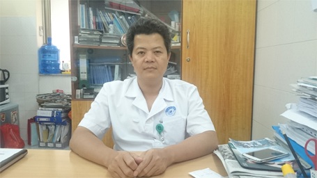 TS.BS Phạm Ngọc Đông trao đổi với PV Dân trí