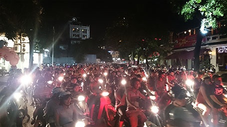 Đêm muộn, dòng người đổ về khiến con phố Lý Thái Tổ chật cứng