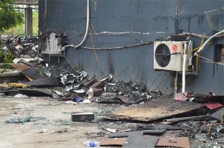 Lực lượng chức năng vẫn đang phong tỏa hiện trường để điều tra nguyên nhân và thống kê thiệt hại.