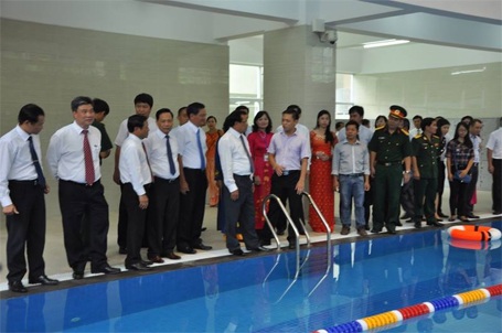 Cô Nguyễn Mỹ Hảo - Hiệu trưởng nhà trường phát biểu tại lễ khai giảng.