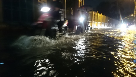 Hà Nội: Sau mưa lớn, nhiều đường phố lại thành "sông" - 8 Phố Quan Nhân