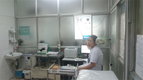 Bác sĩ kiểm tra thị lực bệnh nhân