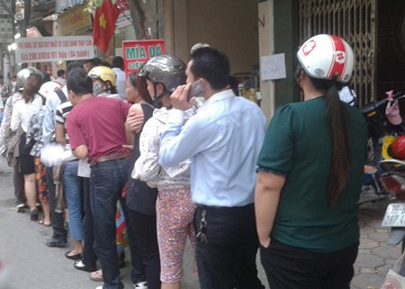 Hà Nội: Cận Trung thu, nhiều quầy bánh vẫn ế ẩm - 7 Thi thoảng mới có người vào hỏi mua...