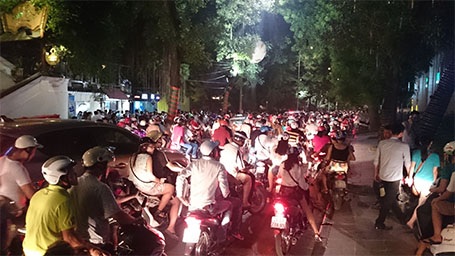 Đêm muộn, dòng người đổ về khiến con phố Lý Thái Tổ chật cứng