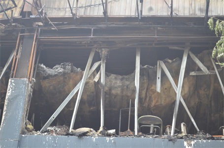 Lực lượng chức năng vẫn đang phong tỏa hiện trường để điều tra nguyên nhân và thống kê thiệt hại.