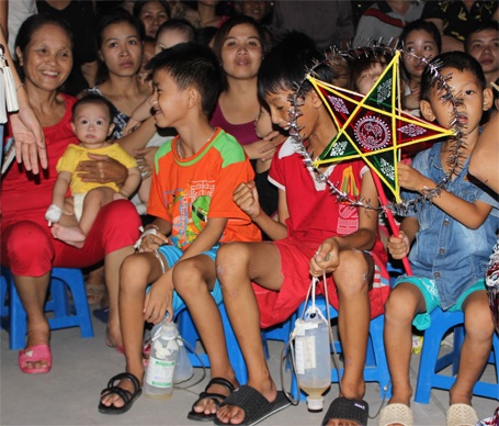 Vừa truyền nước vừa dự “Đêm hội trăng rằm” - 5 Nhiều em còn đang phải truyền nước...