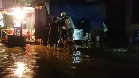 Hà Nội: Sau mưa lớn, nhiều đường phố lại thành "sông" - 9 Bãi xe gần Ngã Tư Sở (Thanh Xuân - Hà Nội)