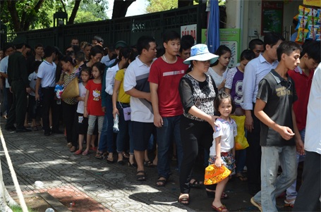 Dòng người nối dài vào Lăng viếng Bác ngày Quốc khánh 2/9 - 1 Kiên nhẫn xếp hàng giữa tiết trời nắng mưa thất thường của Hà Nội....