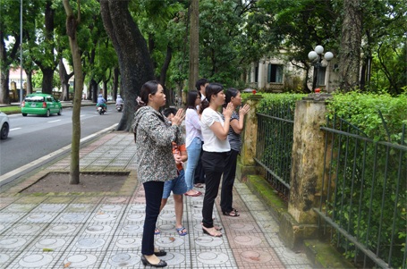 Dòng người nối dài vào Lăng viếng Bác ngày Quốc khánh 2/9 - 8 Dòng người từ các con phố liên tục đổ về Lăng Chủ Tịch để viếng Bác